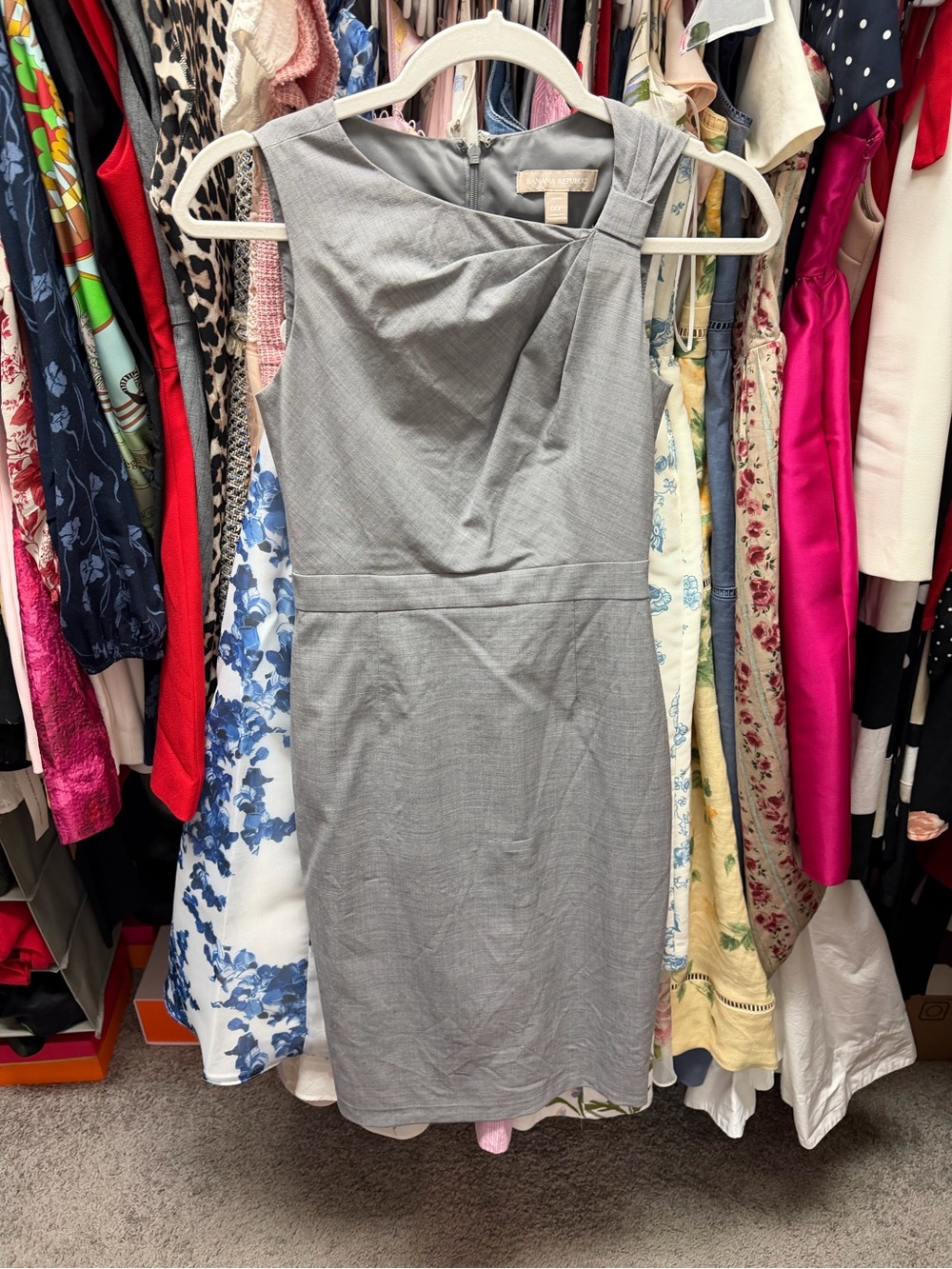 Banana Republic Sleeveless Gray Sheath Dress with Twist Neckline size 00P